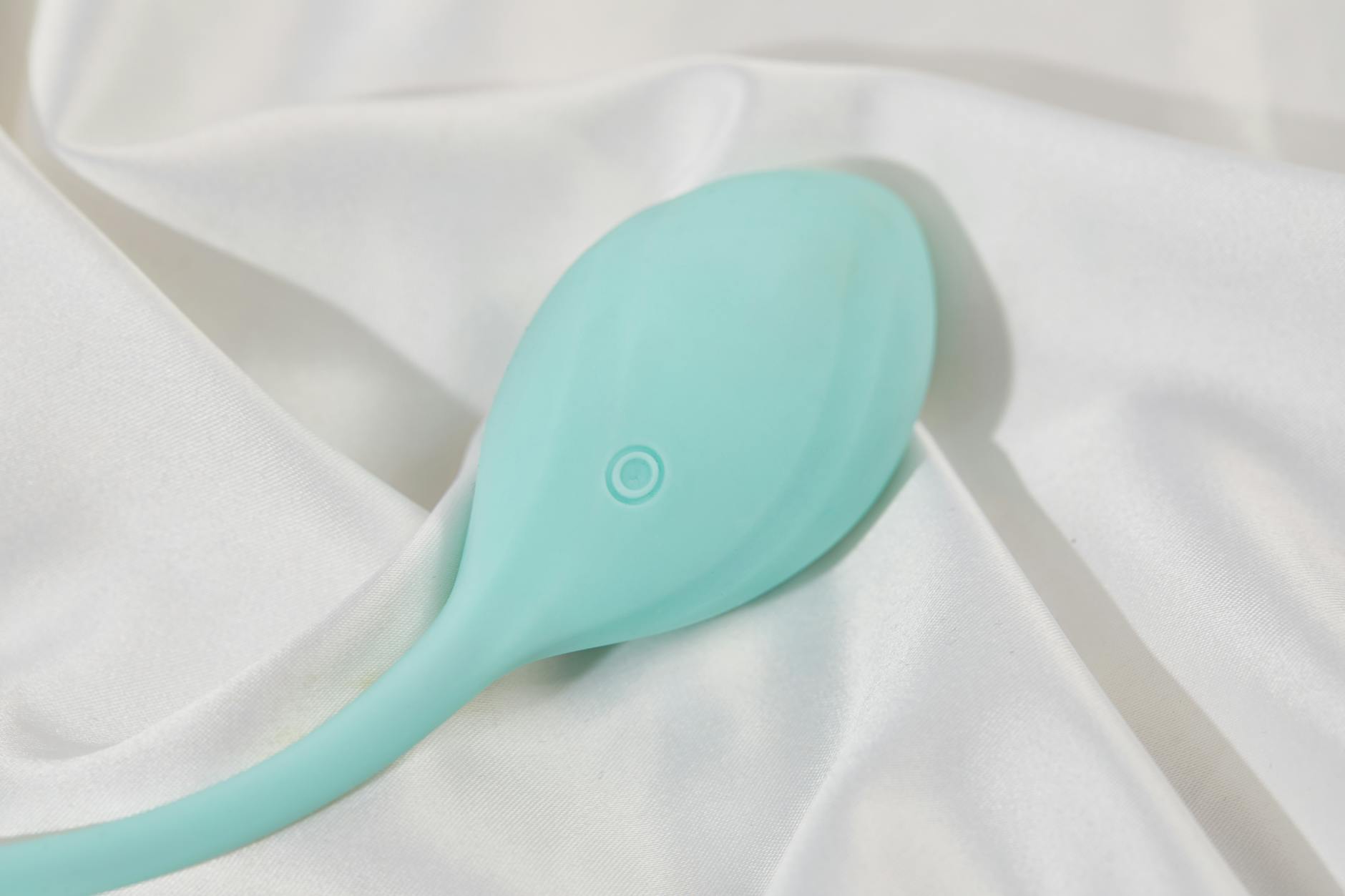 Vibromasseurs colorés dans un panier, symbolisant le choix du plaisir même sous le stress