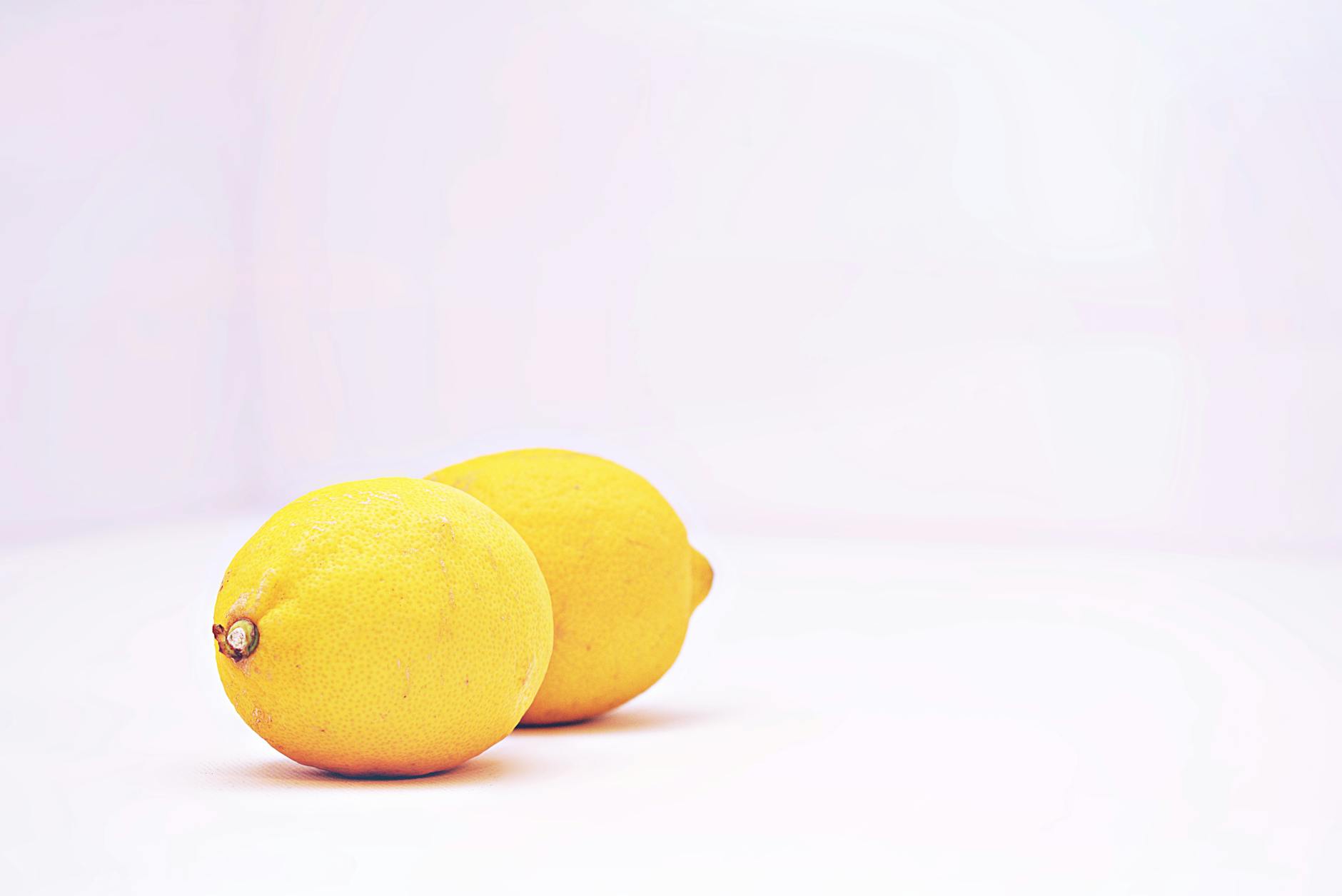 Vibromasseur citron en silicone bleu tenu à la main, symbole du plaisir personnel et de l'autonomie sexuelle