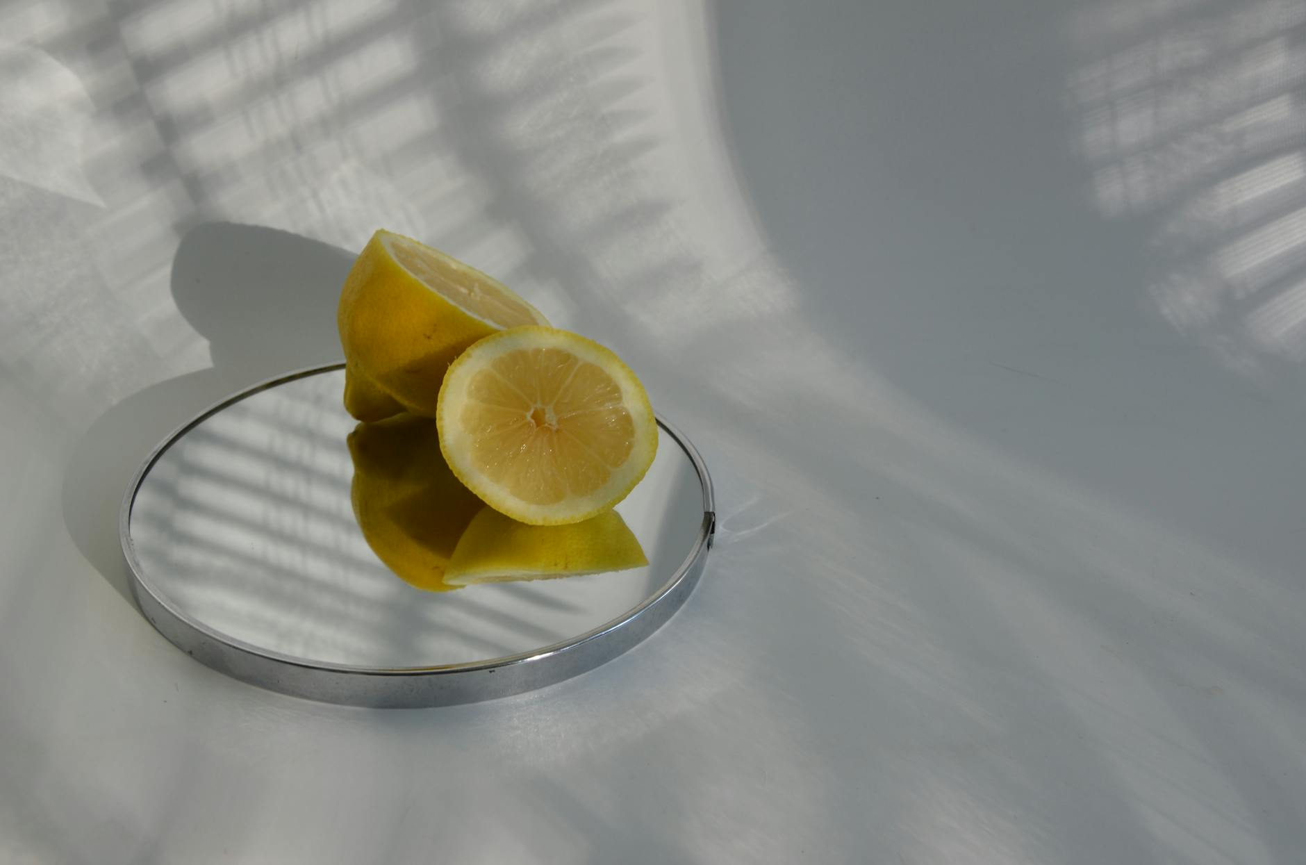 Vibromasseur clitoral jaune entouré de bananes pelées sur fond jaune, symbolisant l'exploration sensuelle du plaisir en solo