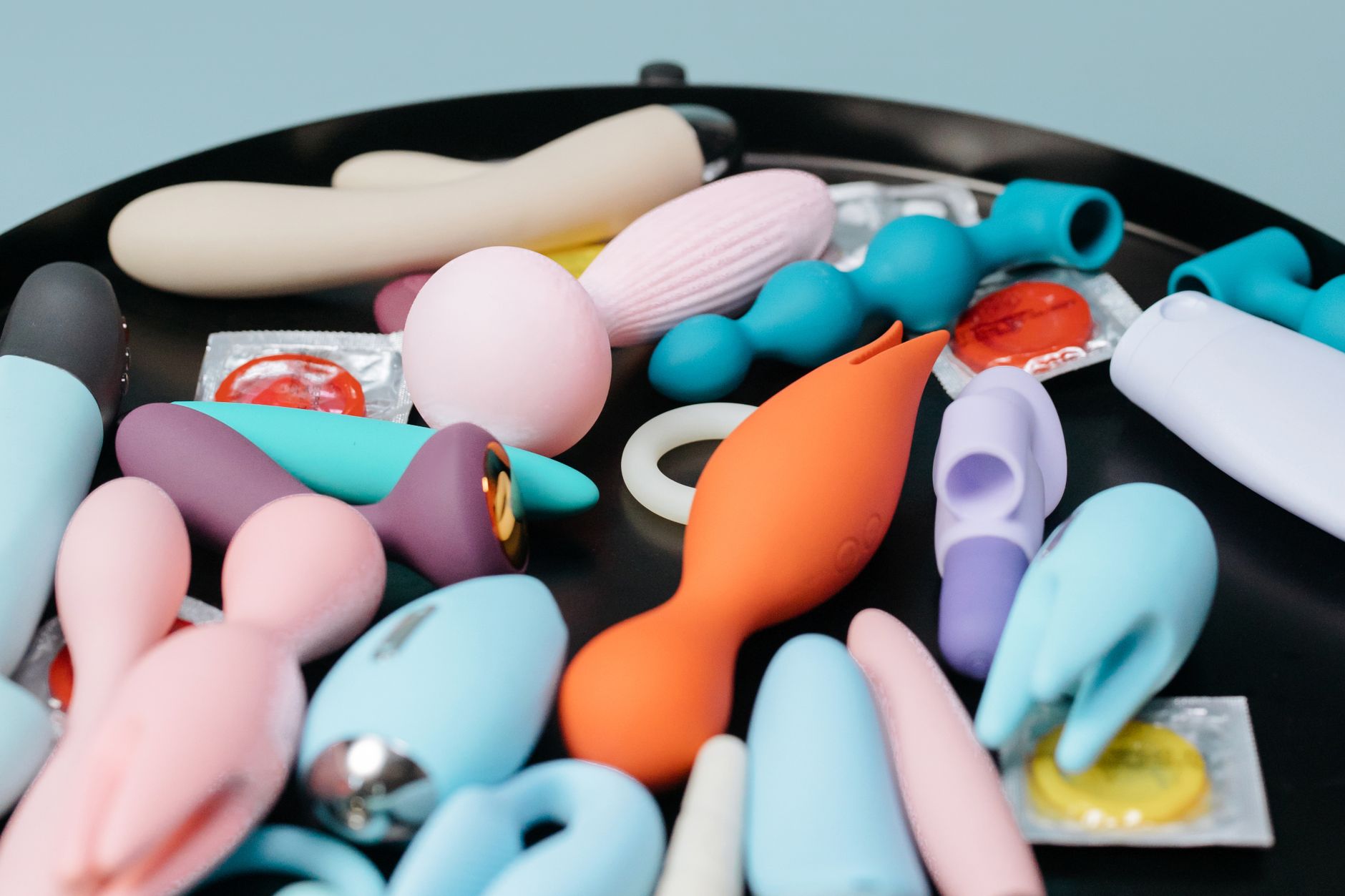 Collection de vibromasseurs citron et autres jouets pour adultes sur un plateau noir