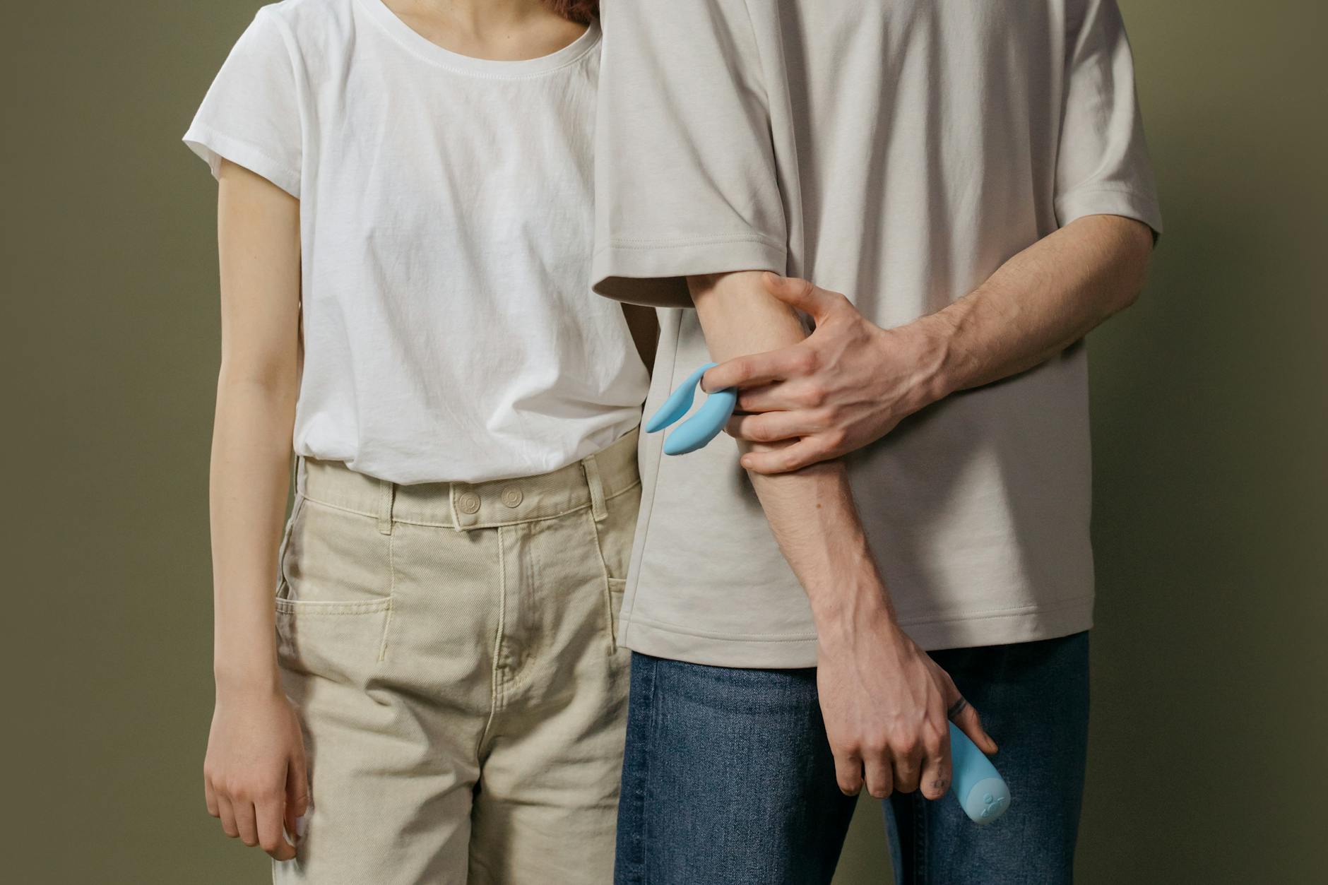 Un couple moderne se tient ensemble en confiance, représentant l'intimité et le soutien mutuel