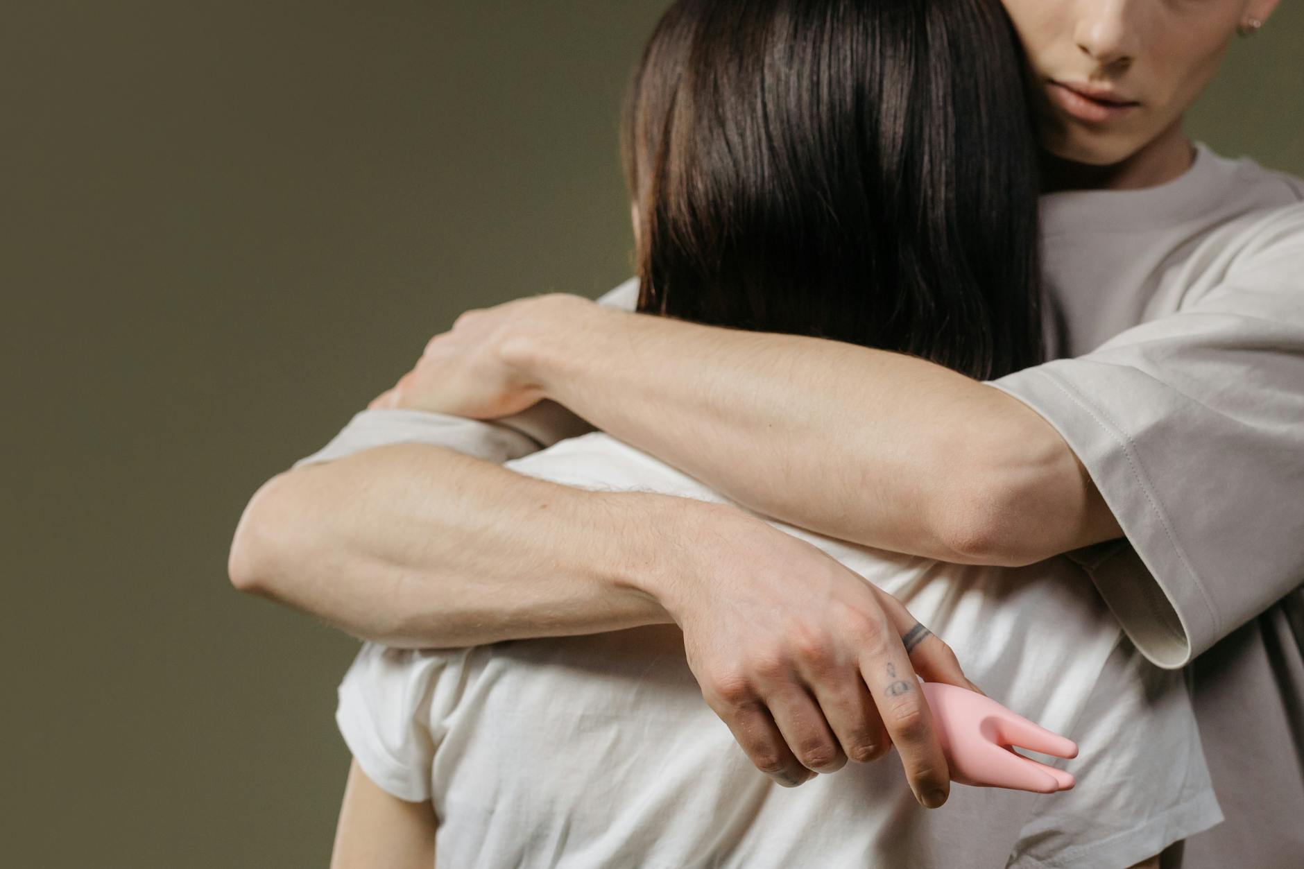 Couple enlacé, mettant l'accent sur l'intimité et la connexion émotionnelle.