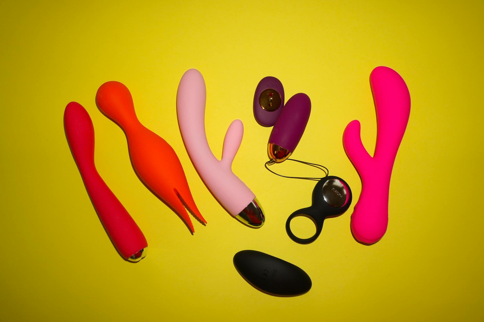Citrons frais arrangés sur fond vert pastel, symbolisant la fraîcheur et la vitalité