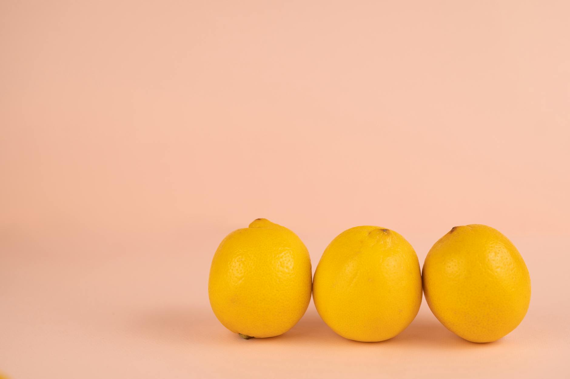 Femme tenant un citron frais, symbolisant la récupération progressive et le retour à la sensation