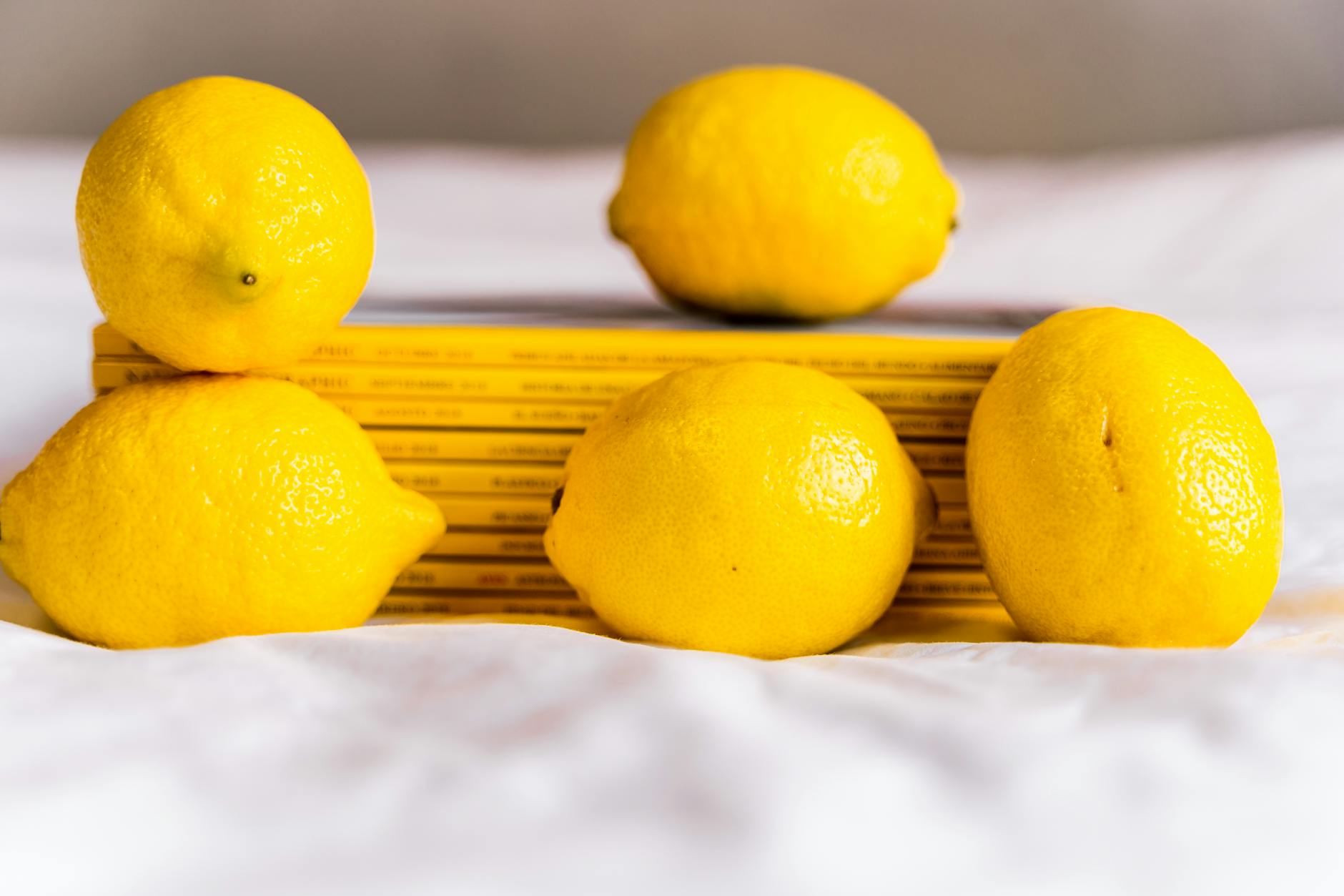 Citrons vibrants sur fond jaune, symbolisant la vitalité et la joie après la guérison